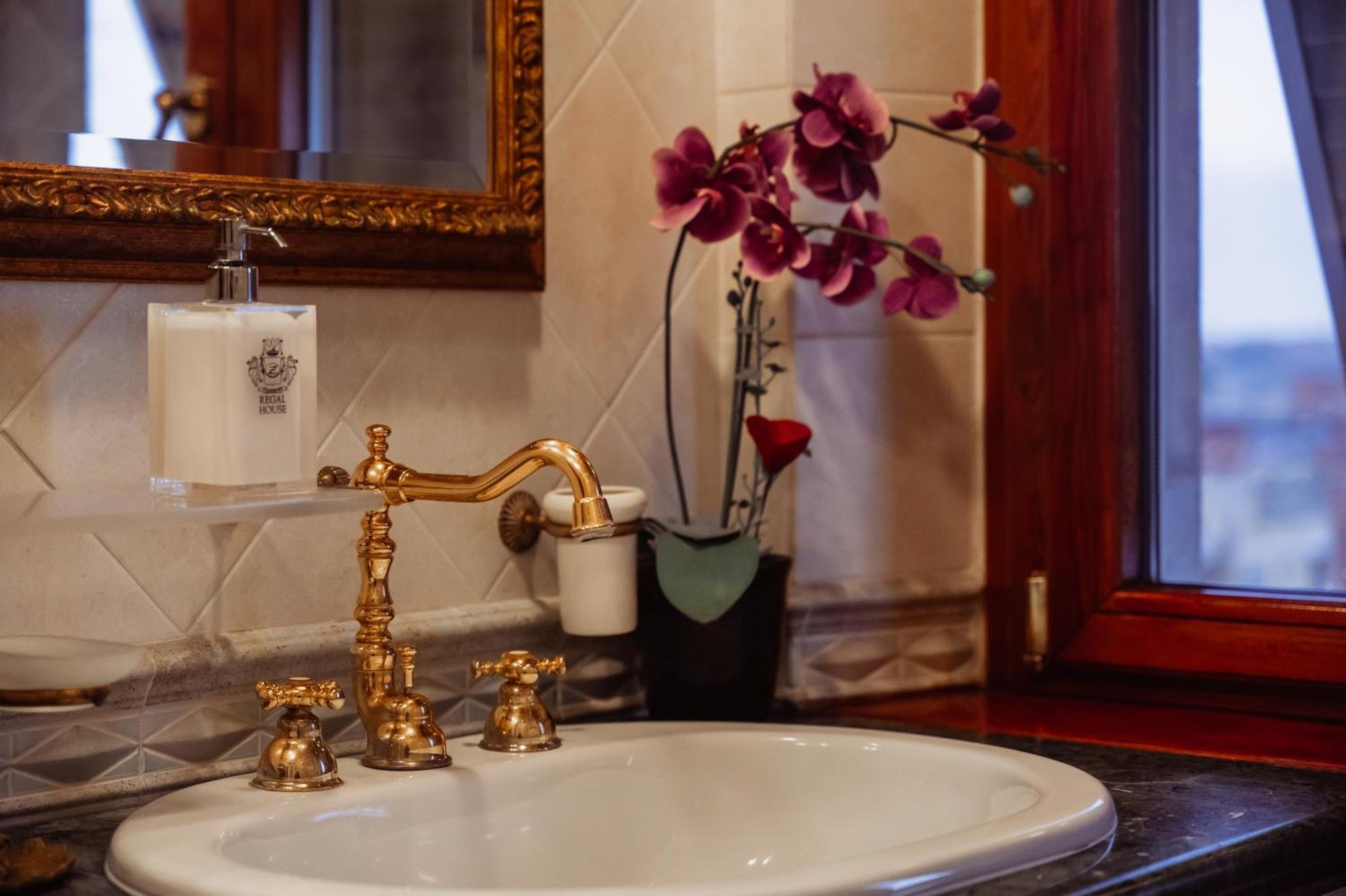 Regal House Roma Navigatori 23 Hotel ภายนอก รูปภาพ