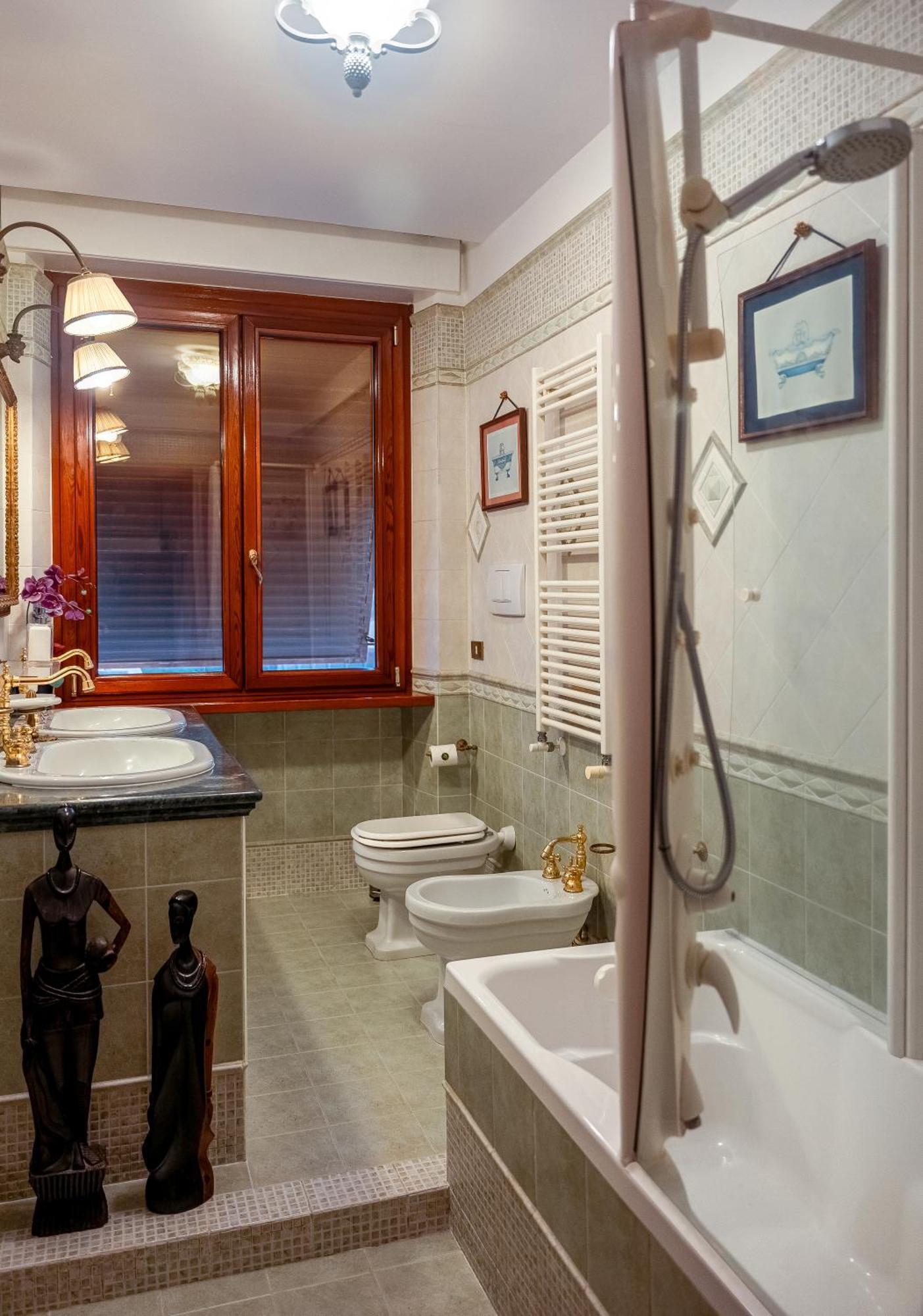 Regal House Roma Navigatori 23 Hotel ภายนอก รูปภาพ